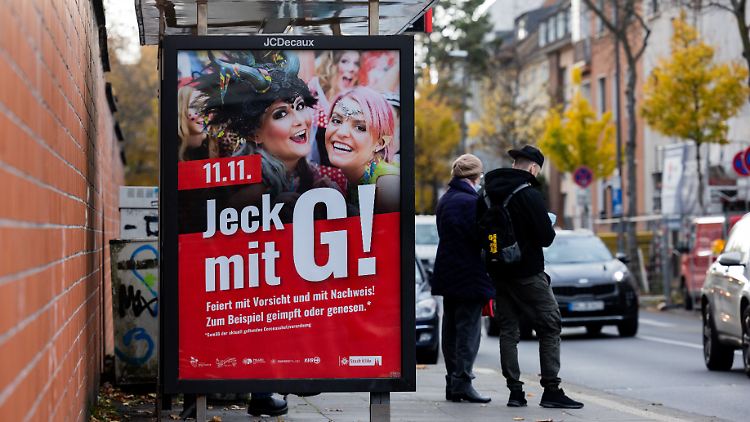 Was man brauche, sei eine konsequente Umsetzung von 2G - nicht nur im Karneval, sondern in allen vergleichbaren Situationen, sagt Lauterbach.