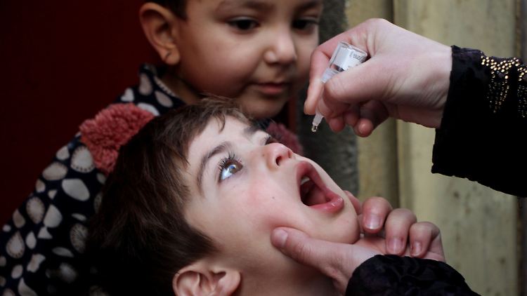 Ein Junge erhält in Kabul seine Polio-Impfung.