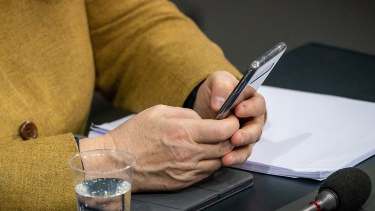 Merkels Kommunikation wird, sofern für die inhaltliche Bearbeitung eines Verwaltungsvorgangs relevant, ordnungsgemäß veraktet. Was das heißt, ist allerdings unklar.