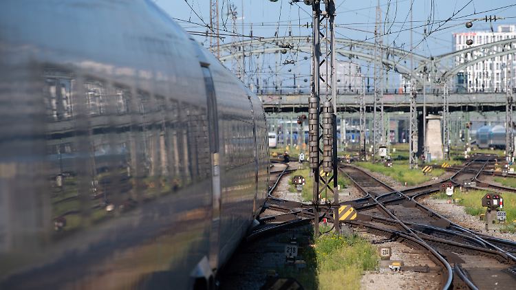 Gleise dicht an dicht: Flankenfahrten können sich durch falsch gestellte Weichen, irrtümlich freigegebene aber auch durch übersehene Signale ereignen.