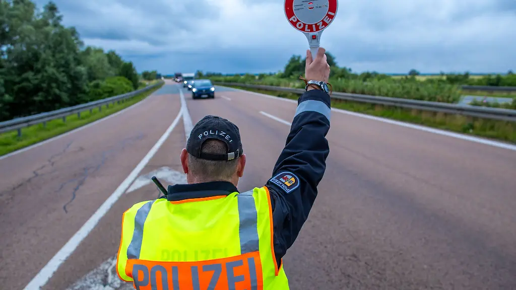 Jetzt-ganz-ruhig-bleiben-Wenn-die-Polizei-eine-Verkehrskontrolle-durchfuehrt-kann-das-einfach-Routine-sein