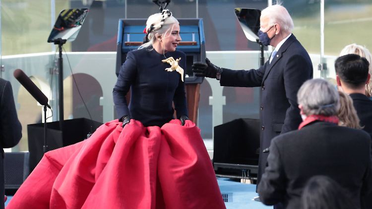 Schick und kugelsicher gekleidet: Lady Gaga bei der Amtseinführung von US-Präsident Joe Biden.