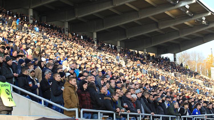 Stadien und Konzerte sind wieder voll. Auch wenn es Sicherheitskonzepte für solche Veranstaltungen gibt, bleibt das Risiko, sich anzustecken.