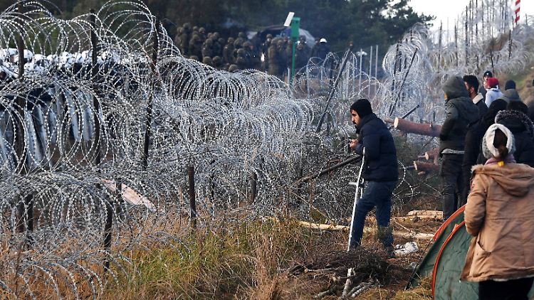 Polen hat seine Grenze zu Belarus mittlerweile mit Stacheldraht gesperrt.