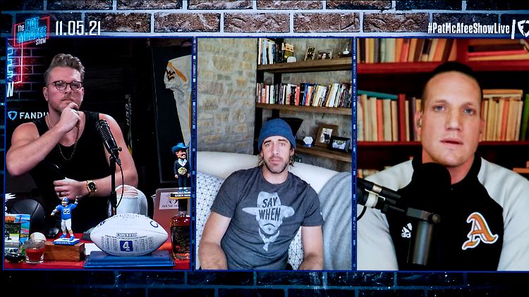 Aaron Rodgers (m.) redet sich in der "Pat McAffe Show" um Kopf und Kragen.