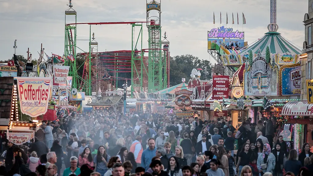 Mehr-als-100-Messer-sind-bei-Kontrollen-am-Eingang-des-Bremer-Freimarkts-sichergestellt-worden