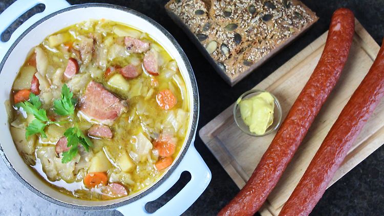 Dieses deftige Gericht schmeckt auch ohne Cabanossi und Speck, also in seiner vegetarischen Variante.