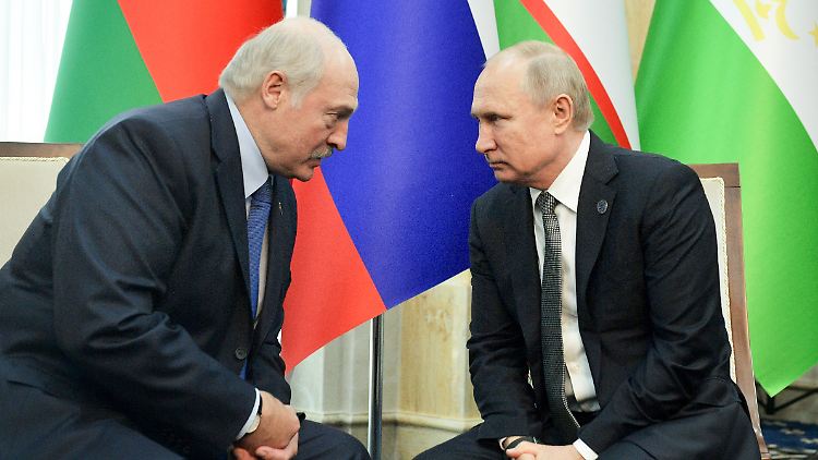 Alexander Lukaschenko macht das, was Wladimir Putin vor zwei Jahren gemacht hat.
