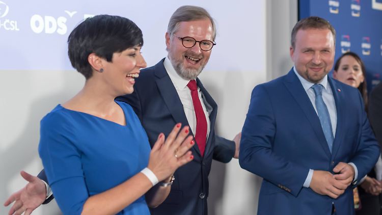 Der liberalkonservative Petr Fiala (Mitte) könnte der nächste Premier in Prag sein: Der Koalitionsvertrag für das Parteienbündnis Spolu steht bereits.