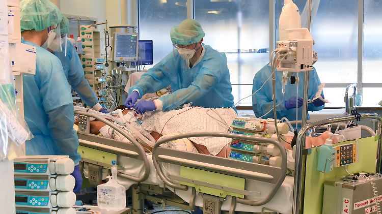 Die Pandemie verschärft sich gerade rapide, doch die "epidemische Notlage von nationaler Tragweite" soll auslaufen. Das sorgte im Bundestag für Streit.