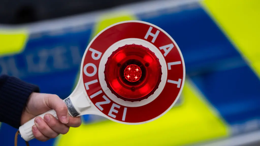 Wenn-die-Polizei-jemanden-wegen-zu-schnellen-Fahrens-rauswinkt-soll-derjenige-bald-direkt-am-Handy-der-Beamten-sein-Knoellchen-zahlen