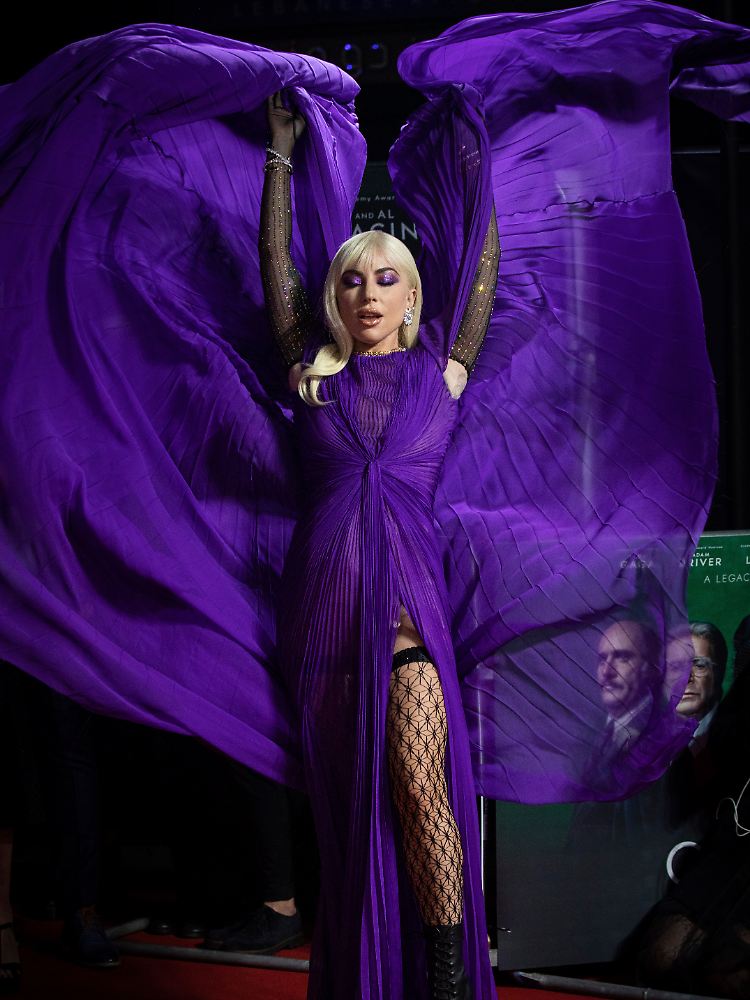 Lady Gaga bei der Premiere von "Gucci" in Lila.