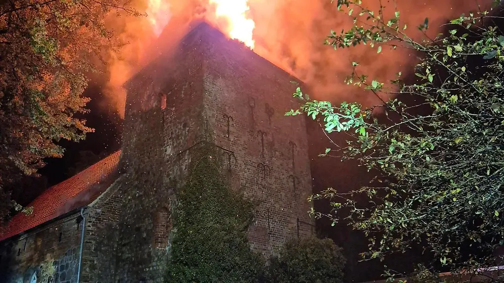 Ein-technischer-Defekt-ist-Ursache-fuer-den-Brand-eines-Kirchturms-in-Bremerhaven
