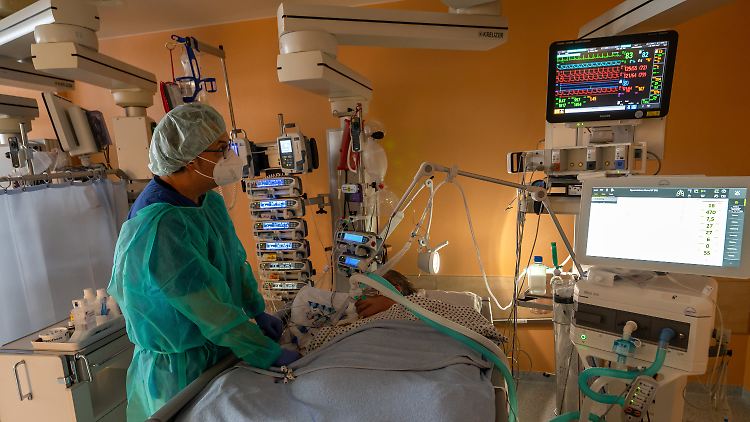 Schwer kranke Covid-19-Patienten bekommen zahlreiche hoch dosierte Medikamente.