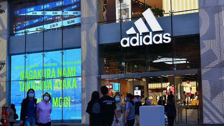 Adidas bestätigt die Jahresprognose, erwartet aber, am unteren Ende der Spanne zu landen.