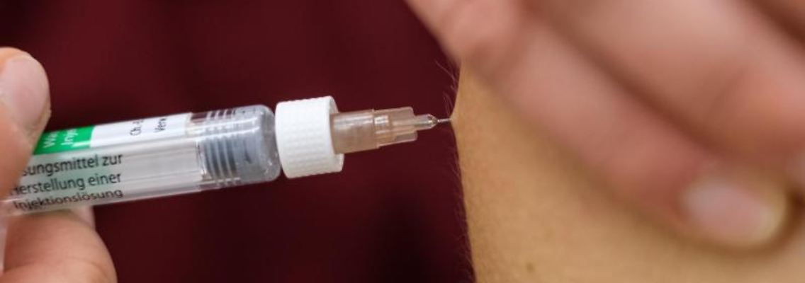 Eine Arzthelferin impft eine Patentin mit einer Spritze. Foto: Ole Spata/dpa/Symbolbild