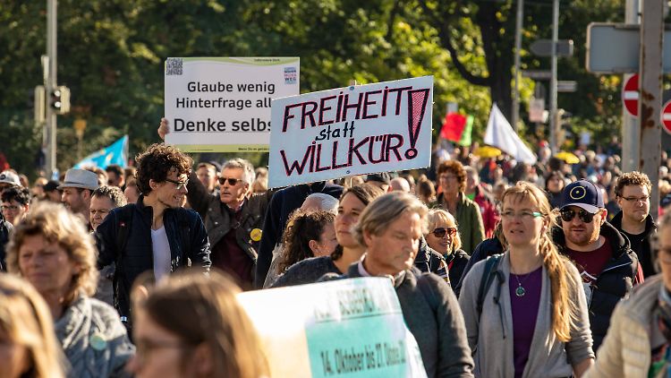 "Querdenker" demonstrieren gegen  Impfungen. 
