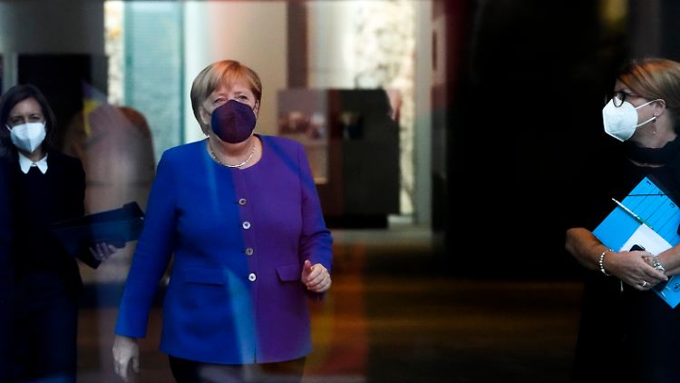 Merkel sei in intensivem Kontakt mit der alten und der möglichen neuen Regierung.