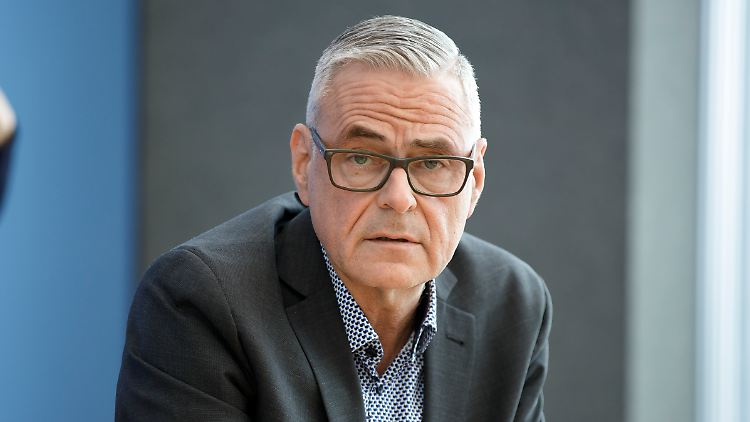 Prof. Dr. med. Uwe Janssens ist Chefarzt der Klinik für Innere Medizin und Internistische Intensivmedizin am St.-Antonius-Hospital in Eschweiler.