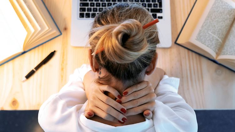 Zu viel Zeit vorm Computer kann zu Nackenschmerzen führen.
