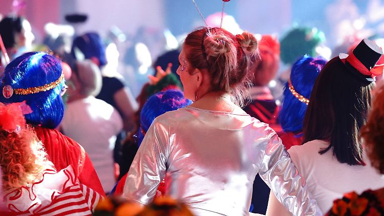 In Innenräumen ist Schunkeln ohne Maske in NRW ab dem 11.11. erlaubt. 