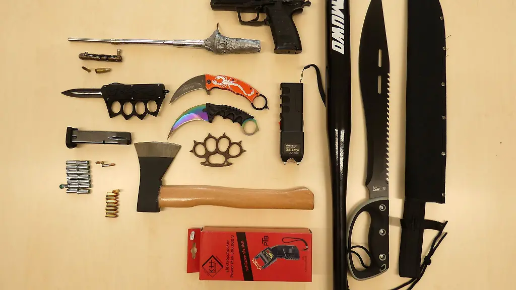 Bei-mutmasslichen-Drogendealern-haben-Ermittler-ein-Waffenarsenal-gefunden