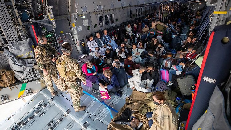 Über die Luftbrücke der Bundeswehr kamen nach Regierungsangaben 4587 Menschen nach Deutschland.