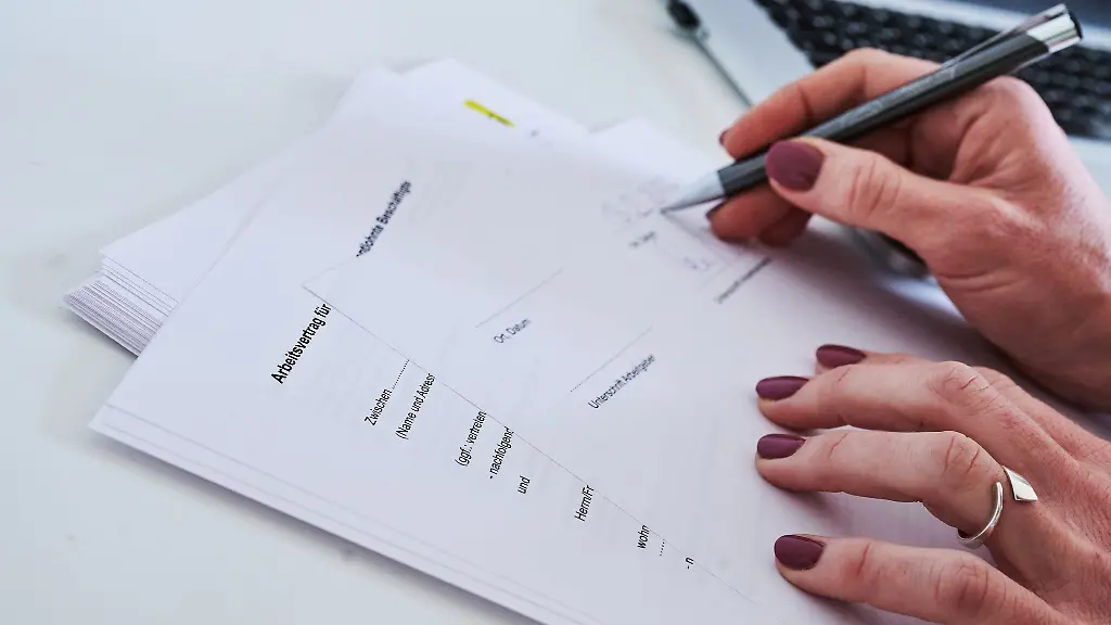 Befristete-Arbeitsvertraege-bieten-weniger-Sicherheit-als-unbefristete-haben-jedoch-klare-gesetzliche-Regelungen