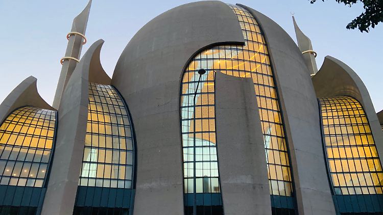 Die Kölner Zentralmoschee steht im linksrheinischen Ehrenfeld.