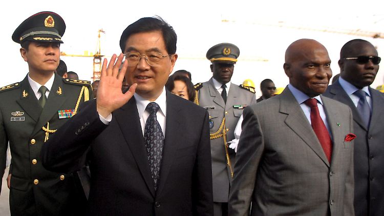 Der chinesische Präsident Hu Jintao (2.v.l.) zu Besuch in Senegal beim Präsidenten Abdoulaye Wade (3.v.r.).