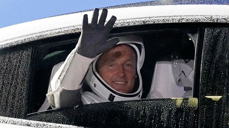 Hier sitzt Matthias Maurer noch im Auto. Ein paar Stunden später ist es die "Crew Dragon"-Raumkapsel.