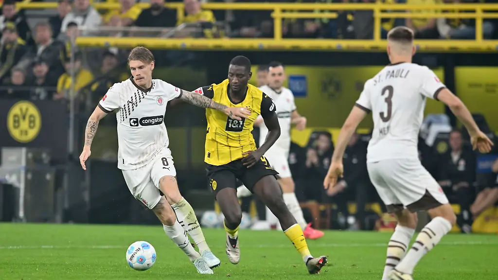 Der-FC-St-Pauli-hat-den-Vertrag-mit-Abwehrchef-Eric-Smith-verlaengert