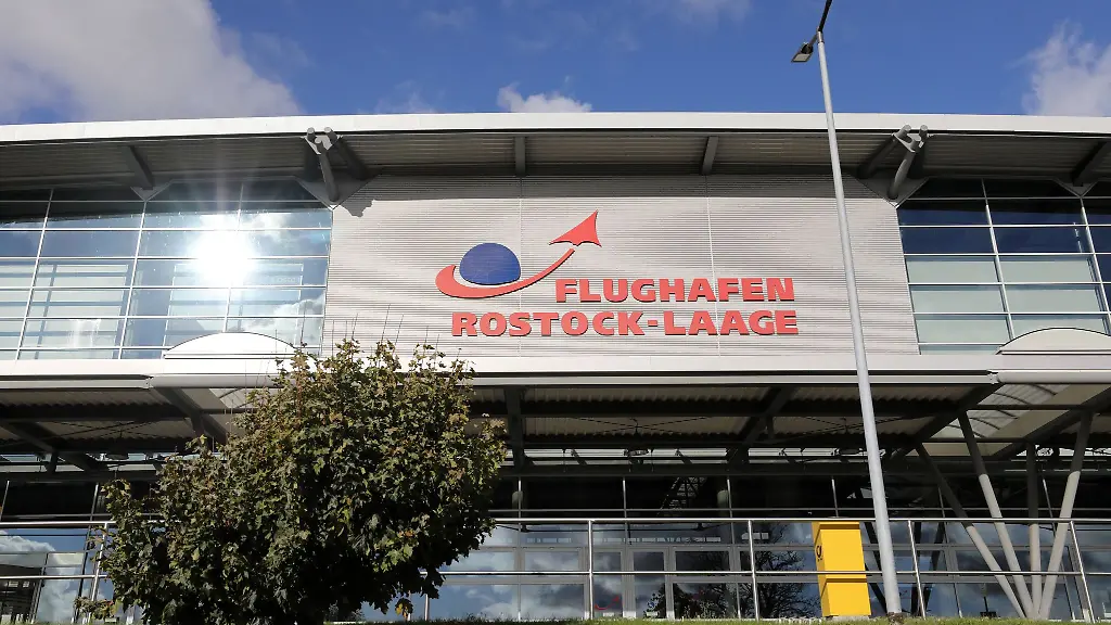 Fuer-rund-zwei-Wochen-ist-die-Start-und-Landebahn-des-Flughafens-Rostock-Laage-fuer-den-zivilen-und-den-militaerischen-Flugbetrieb-gesperrt