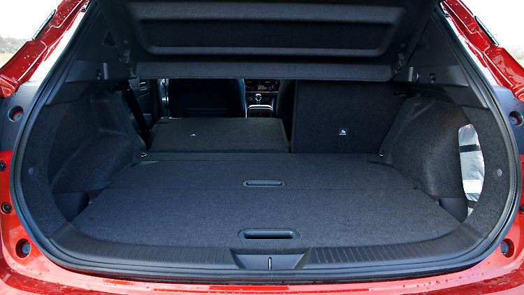 Mit dem doppelten Ladeboden im Nissan Qashqai kann nicht besonders hoch gebaut werden, aber die Ordnung stimmt im Heckabteil.