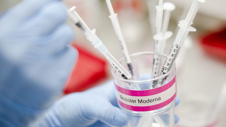 Eine umfassende und schnelle Auffrischungskampagne könnte Corona ausbremsen, glauben Wissenschaftler.