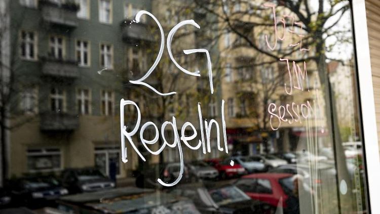 Die Stimmen, die sich für 2G-Regeln starkmachen, mehren sich auch in der Politik. Hinweis an einer Kneipe in Berlin Prenzlauer-Berg.