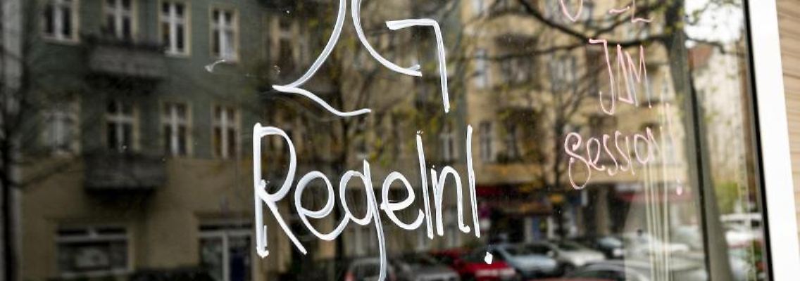 An einer Kneipe in Berlin Prenzlauer-Berg steht ein Hinweis auf 2G Regeln. Foto: Fabian Sommer/dpa