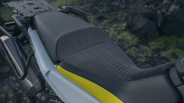 Das Sitzpolster, das Husqvarna auf die Norden 901 gepackt hat, erfreut die rückwärtigen Dienste des Fahrers und seiner Begleitung.