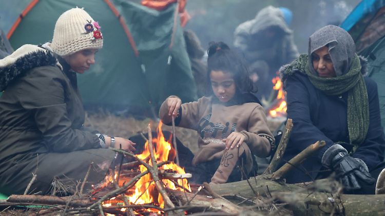 Bei Nachtfrost harren etwa 4000 Menschen an der Grenze zwischen Polen und Belarus aus. (Das Foto stammt von der staatlichen belarussischen Nachrichtenagentur Belta.)