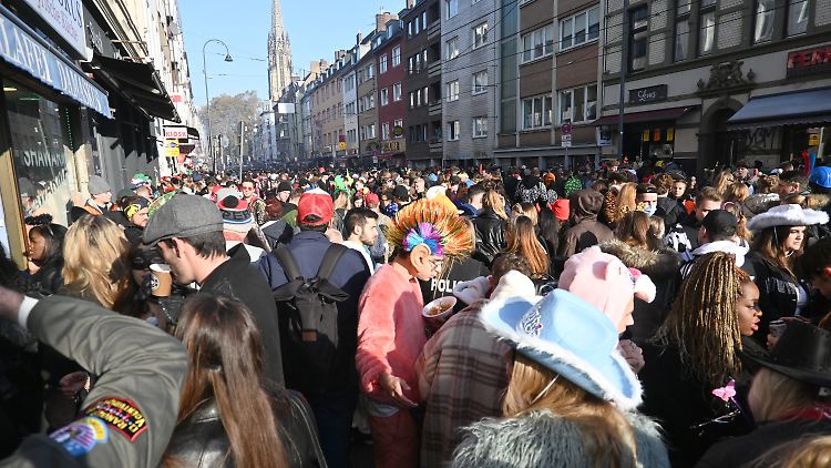 Narren so weit das Auge reicht. An der abgesperrten Feier-Zone in der Zülpicher Straße müssen Menschen bereits in angrenzende Entlastungsflächen weitergeleitet werden.