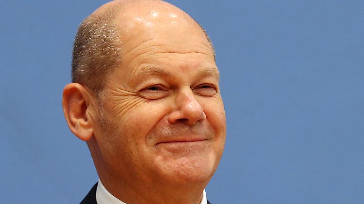 Der geschäftsführende Finanzminister und designierte Bundeskanzler Olaf Scholz hat angesichts der Steuerprognose gut lachen. 
