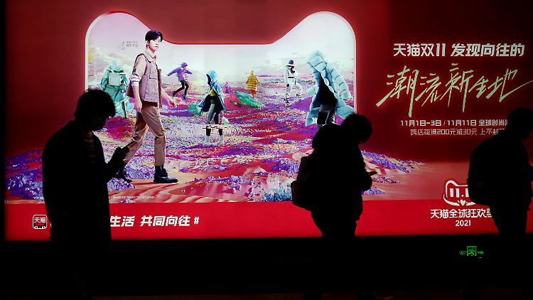 Alibaba wirbt auf einem Plakat in Schanghai für den Singles Day. Die Kauflaune der Verbraucher ist immer noch gut. Aber Experten warnen vor einer  zunehmenden Schwäche der zugrunde liegende Wirtschaft.