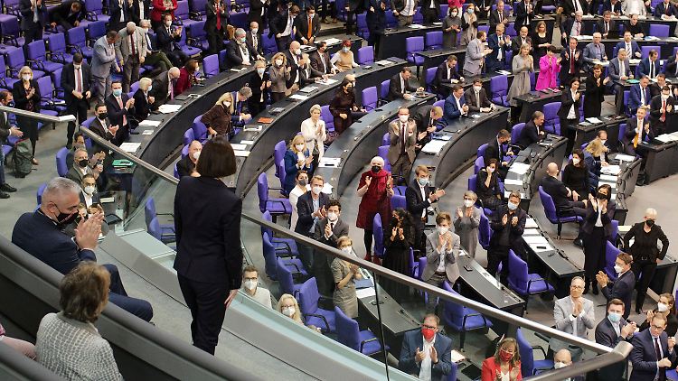 Mit Beifall wird die belarussische Oppositionspolitikerin Swetlana Tichanowskaja im Reichstag begrüßt. Es ist ein seltener Moment der Einigkeit in dieser Debatte.