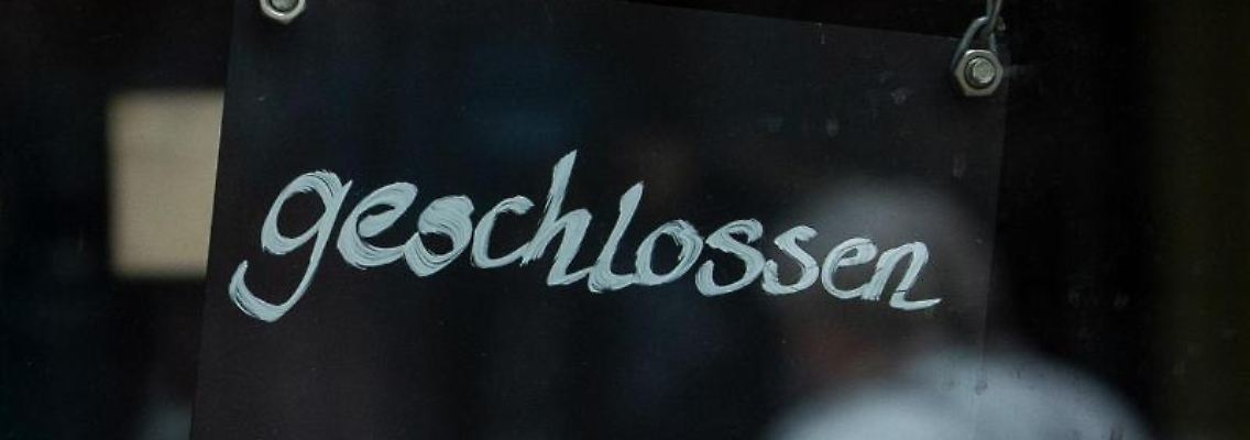 An einem Café hängt ein Schild mit der Aufschrift "geschlossen". Foto: Kira Hofmann/dpa-Zentralbild/ZB/Symbolbild