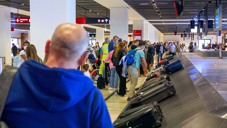 Entspannt die Koffer abholen: Mit der Eröffnung des zweiten Terminals soll die Situation für Reisende am BER deutlich entzerrt werden. 
