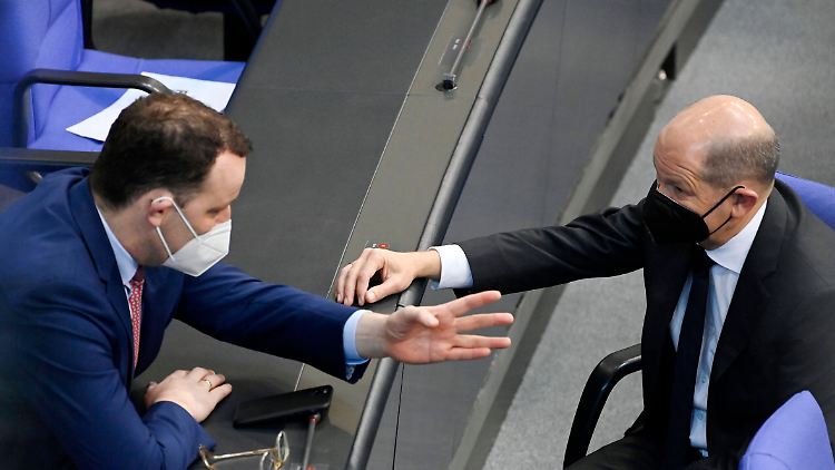 Spahn im Austausch mit Scholz. 