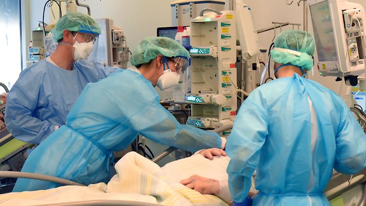 Vor allem über 80-Jährigen werden immer öfter mit Covid-Infektionen in Krankenhäuser eingeliefert.