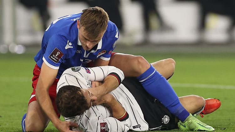 Jens Hofer und Leon Goretzka in einem für beide schmerzhaften Moment.