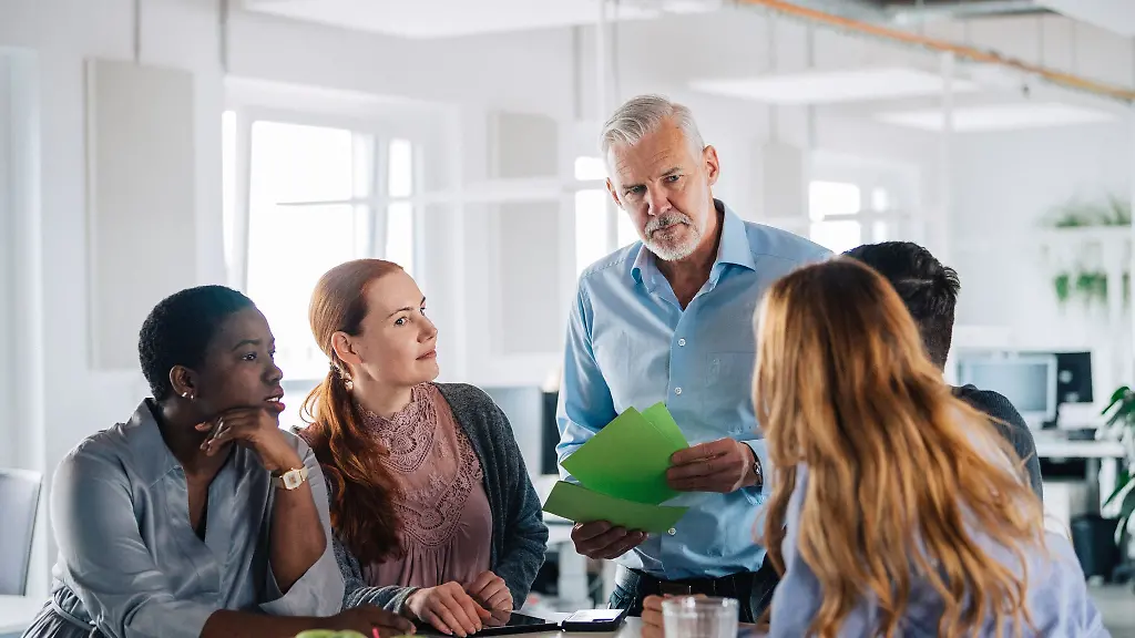 Verdutzte-Gesichter-Will-der-Arbeitgeber-ploetzlich-nichts-mehr-vom-vereinbarten-Bonus-wissen-sollten-Beschaeftigte-auf-ihre-Rechte-bestehen