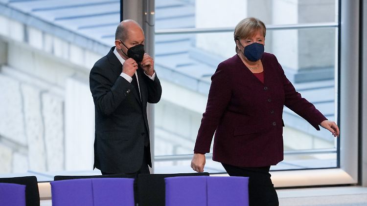 Die eine regiert nicht mehr, der andere noch nicht. Am Donnerstag zogen sich Angela Merkel und Olaf Scholz zu einem kurzen Gespräch hinter eine Säule zurück.